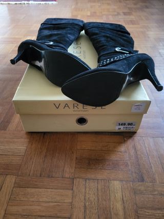 Stivali neri con tacco e borchie