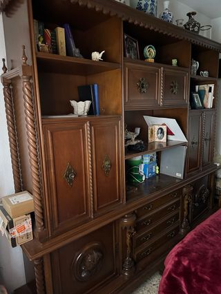 Mueble de madera con vitrina y cajones