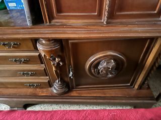 Mueble de madera con vitrina y cajones