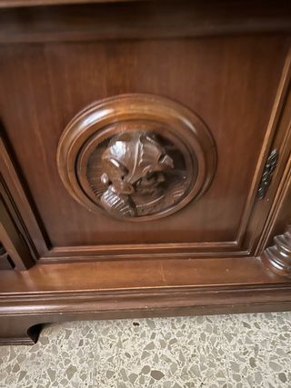 Mueble de madera con vitrina y cajones