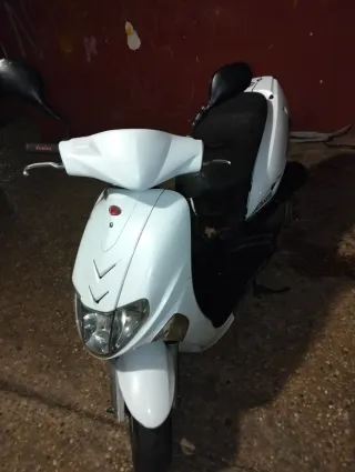 Ciclomotor blanco