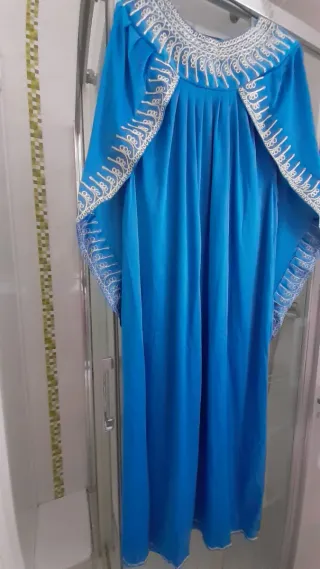 Chilaba azul con bordado dorado