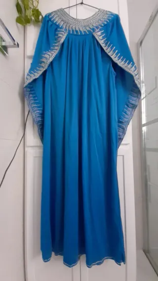 Chilaba azul con bordado dorado