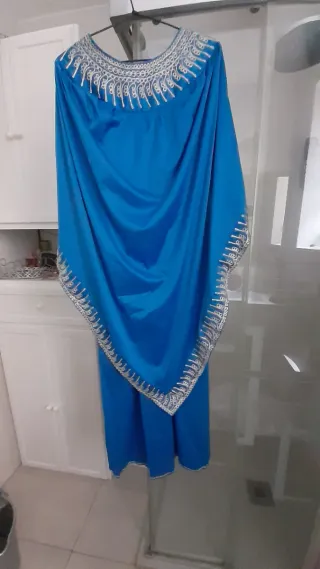 Chilaba azul con bordado dorado