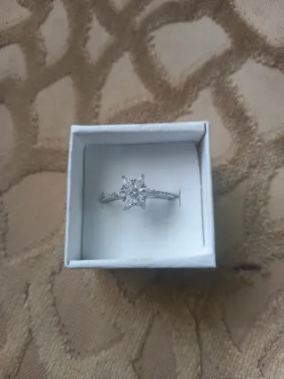 Anillo de plata con diseño floral