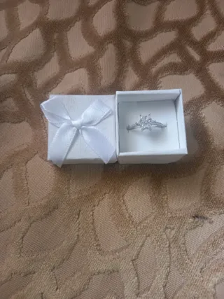 Anillo de plata con diseño floral