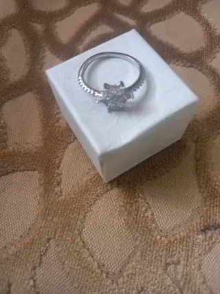 Anillo de plata con diseño floral