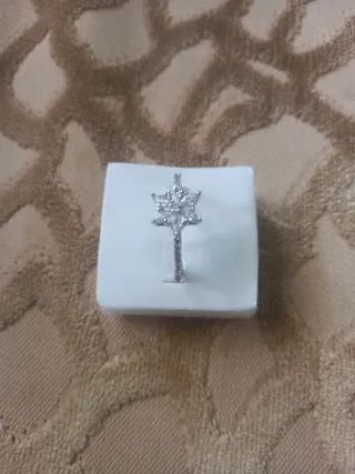 Anillo de plata con diseño floral