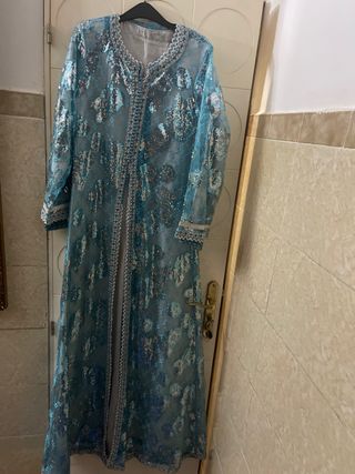 Caftán azul cielo y plateado