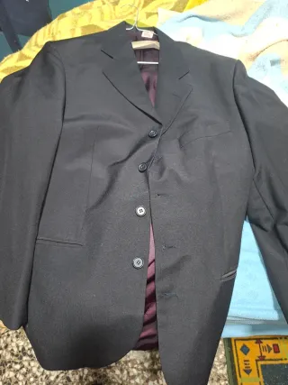 Traje negro formal de Mango y Zara