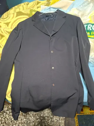 Traje negro formal de Mango y Zara