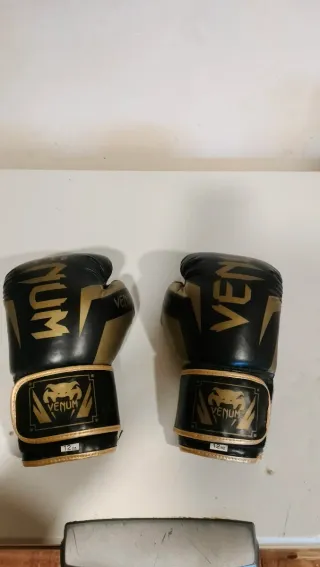 Imitación de Guantes Boxeo Venum Negros y Dorados
