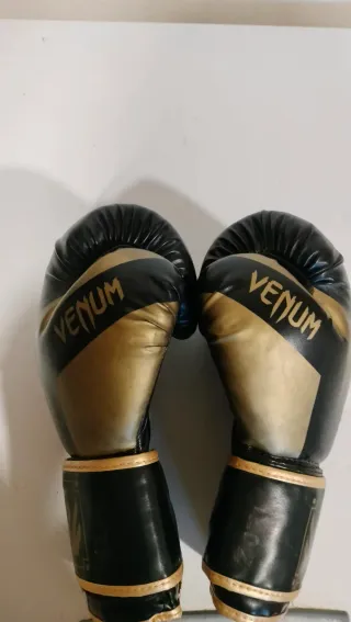 Imitación de Guantes Boxeo Venum Negros y Dorados