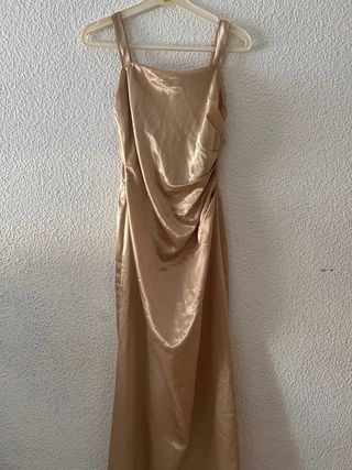 Vestido de fiesta dorado satinado con el fular