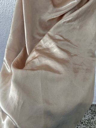 Vestido de fiesta dorado satinado con el fular