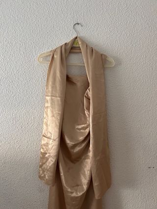 Vestido de fiesta dorado satinado con el fular
