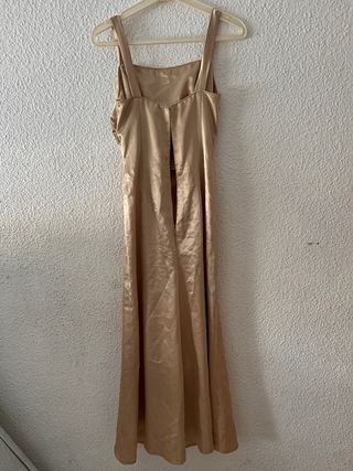 Vestido de fiesta dorado satinado con el fular