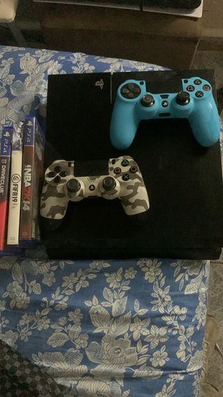 Consola PS4 1000gb con 2 mandos y juegos