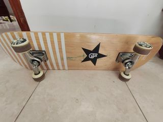 Monopatín de madera con diseño de rayas