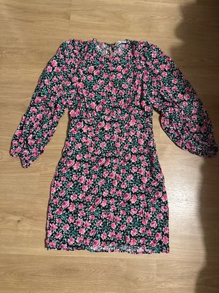 Vestido estampado floral negro y rosa