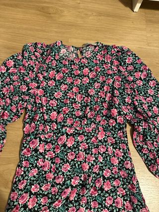 Vestido estampado floral negro y rosa