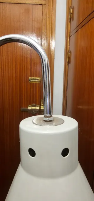 Lámpara médica de pie con ruedas