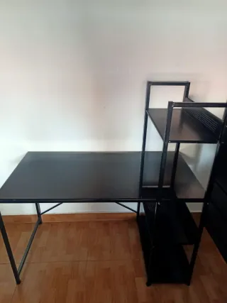 Escritorio negro con estanterías