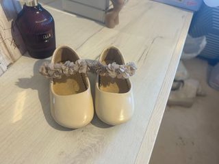 Merceditas beige con flores 21