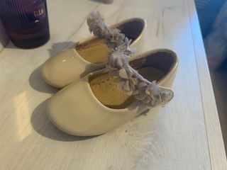 Merceditas beige con flores 21