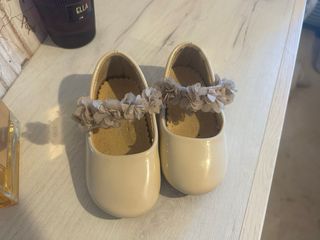 Merceditas beige con flores 21