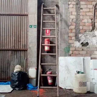 Escalera de madera con soporte de goma