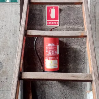 Escalera de madera con soporte de goma