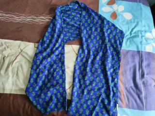 Fular azul con estampado de piñas verdes