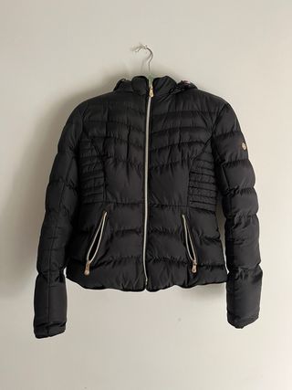 Chaqueta acolchada negra forro floral