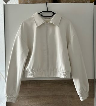 Chaqueta blanca estilo bomber