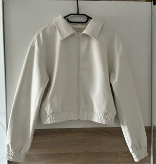 Chaqueta blanca estilo bomber
