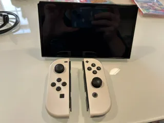 Nintendo Switch OLED + 4 Juegos + Funda