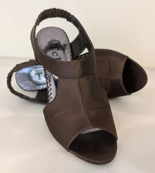 Zapatos de tacón de raso marrón de Tack talla 38.