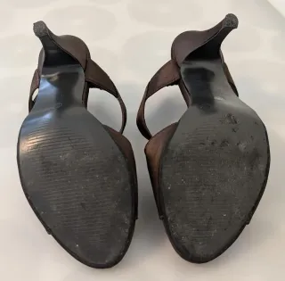 Zapatos de tacón de raso marrón de Tack talla 38.