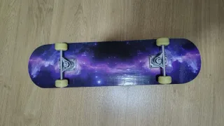 Monopatín con diseño galaxia