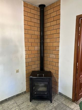 Estufa de leña metálica negra