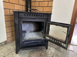 Estufa de leña metálica negra