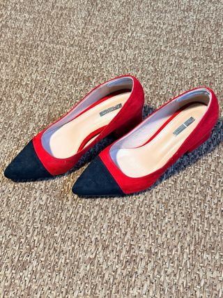 Zapatos de salón rojos y negros para mujer