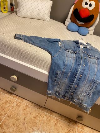 Chaqueta vaquera Zara desgastada