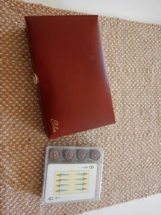 Caja de cartas y dados de madera