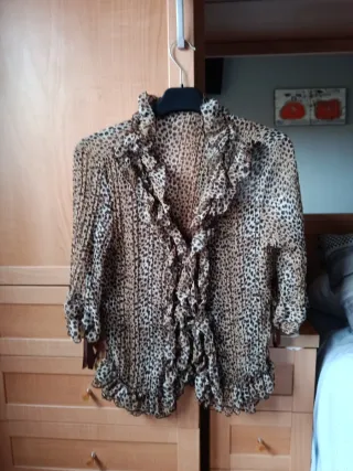 Blusa estampada con volantes