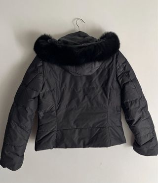 Chaqueta acolchada con capucha y pelo