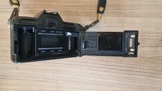 Cámara Analógica Nikon KR-10M + Accesorios