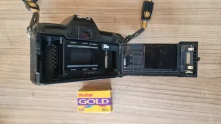 Cámara Analógica Nikon KR-10M + Accesorios