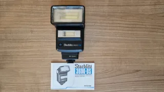 Cámara Analógica Nikon KR-10M + Accesorios